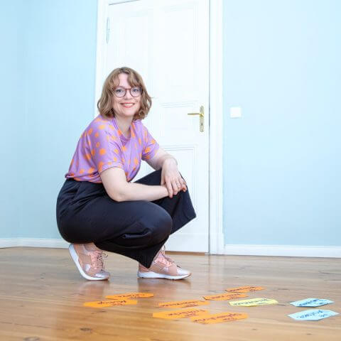 Change Coaching für Frauen: Nathalie Nagel lächelnd mit Buch in der Hand